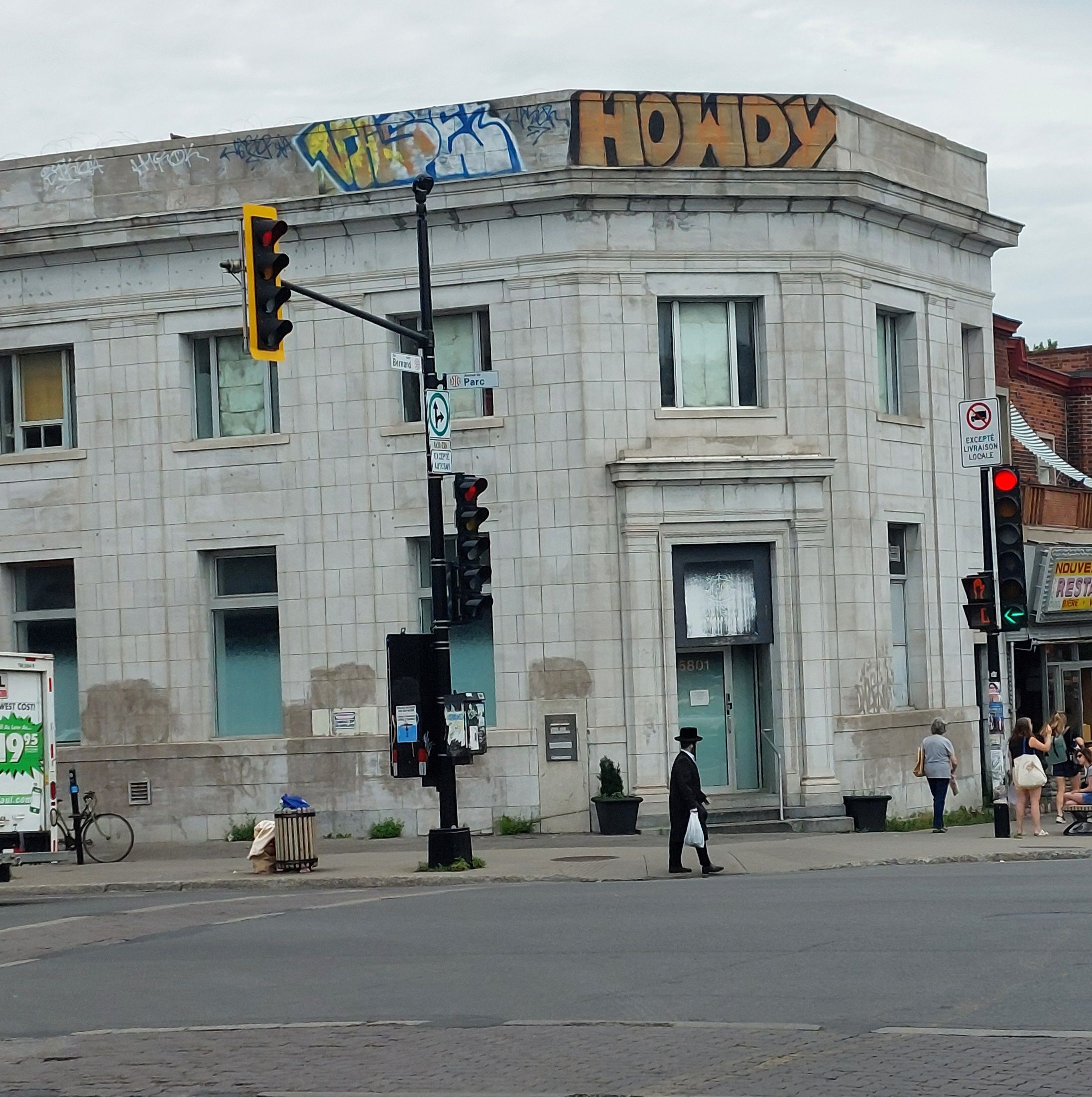 21jun24 - rabbi in front of a cool building near st vieatuers bagels